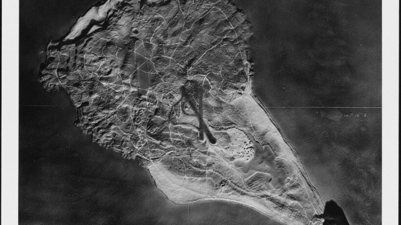Fotografia aerea di Iwo Jima nel 1945. In basso a destra il monte Suribachi (Us Navy Archives)