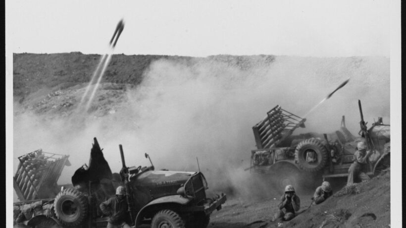 Lanciarazzi dei Marines in azione contro le difese giapponesi del monte Suribachi (Usmc Archives)