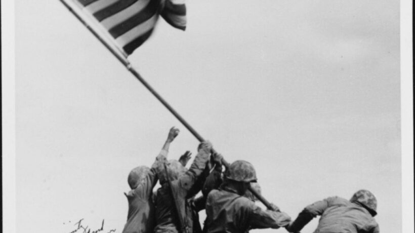 Una copia della famosa immagine dei Marines a Iwo Jima con la dedica dell'autore Joe Rosenthal (Us Navy Archives)