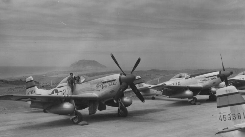 Caccia P-51 Mustang dell'Usaf sulla pista dell'aeroporto di Iwo Jima, pronti a scortare i bombardieri sul territorio giapponese (Usaf Archives)