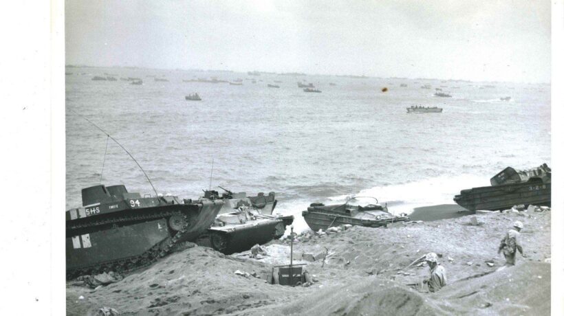 Mezzi da sbarco dei Marines sulle spiagge di Iwo Jima, febbraio 1945 (Us Navy Archives)