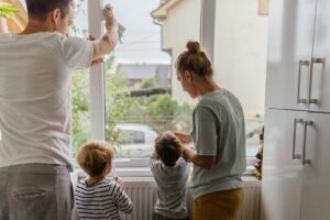 Certo che la famiglia naturale esiste. Le prove? Madri, padri, figli e fratelli