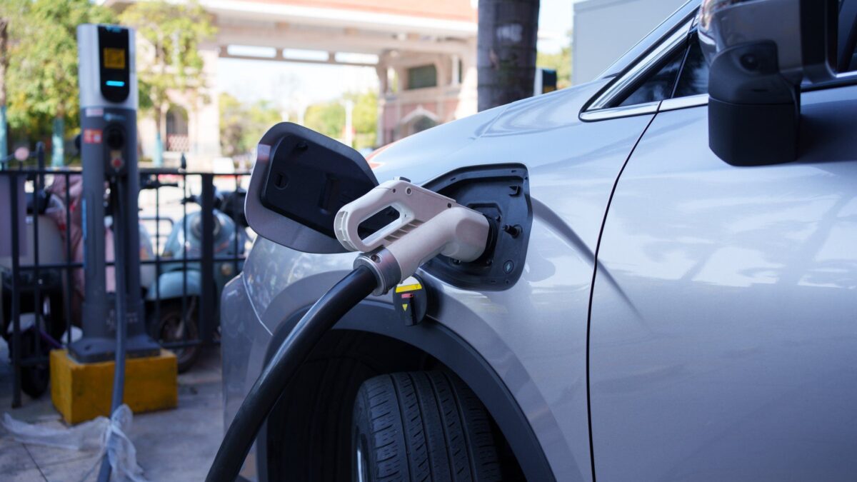 Dall’elettrico alla tassa sul carbonio, l’Ue mette la retromarcia sul green