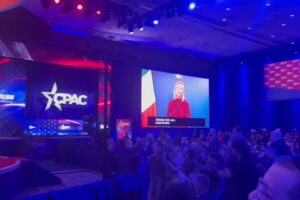 La standing ovation per Giorgia Meloni alla convention dei conservatori americani