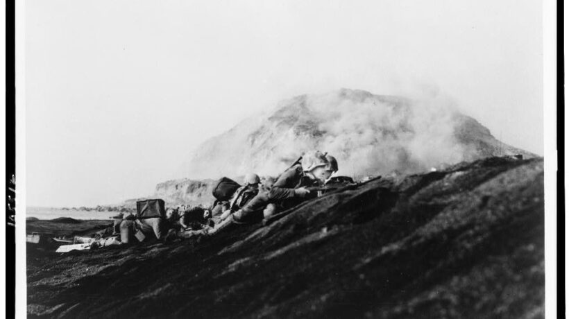 L'avanzamento dei Marines lungo i pendii di roccia vulcanica di Iwo Jima (Us Navy Archives)