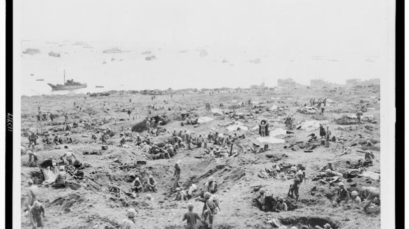 Marines fotografati nei pressi del lato Sudest dell'aeroporto Motoyama (Usmc Archives)