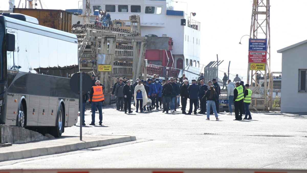 Migranti, oggi il via libera al centro in Albania