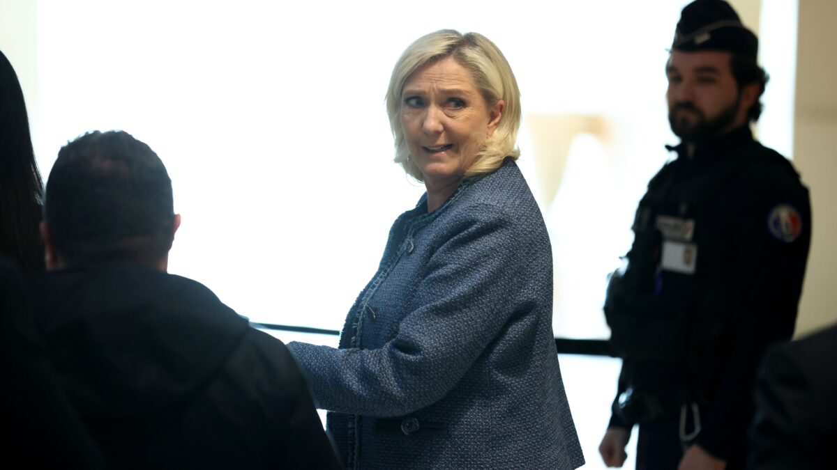 Il partito della guerra brinda. Fatta fuori pure Marine Le Pen