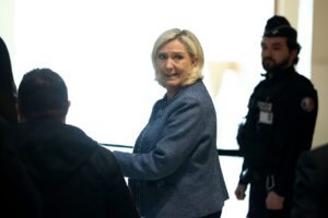Il partito della guerra brinda. Fatta fuori pure Marine Le Pen
