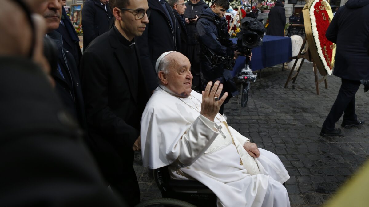 Un giorno senza crisi per Francesco. «Condizioni stabili» ma niente Angelus