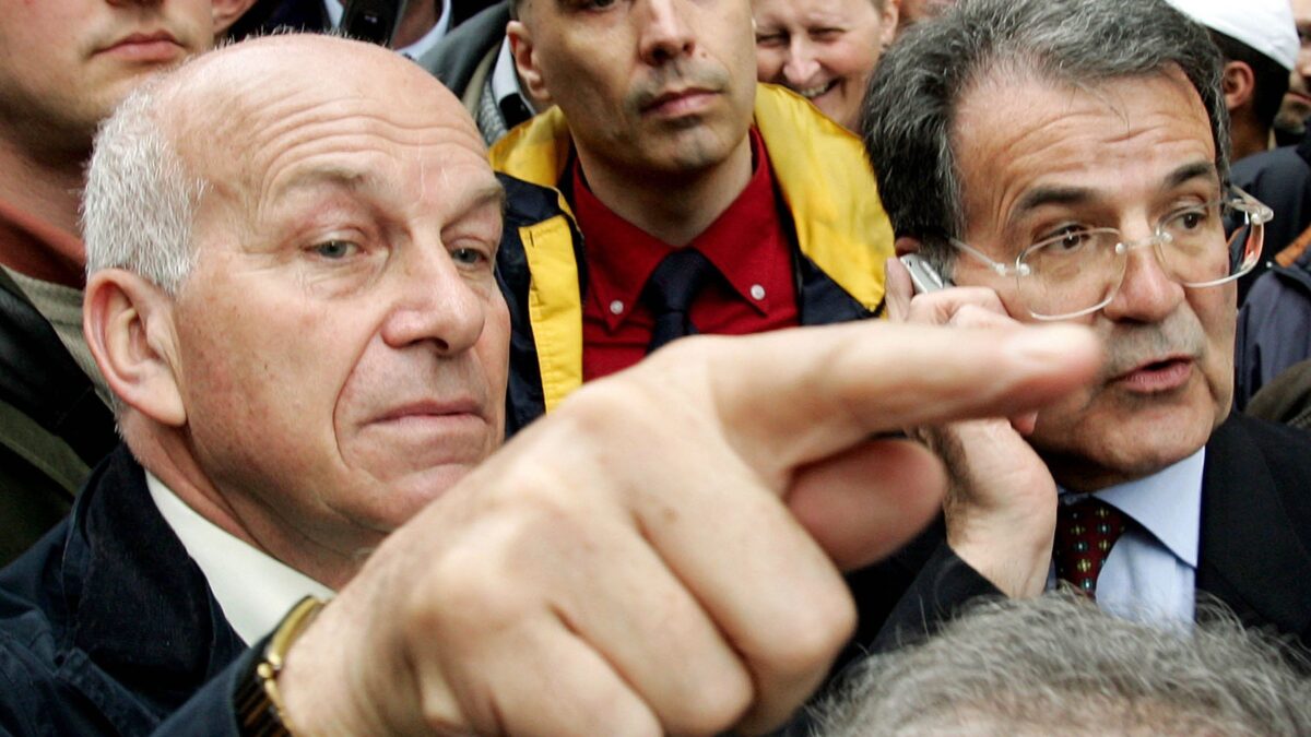I democratici Prodi e Bertinotti tirano libri e insulti alla destra