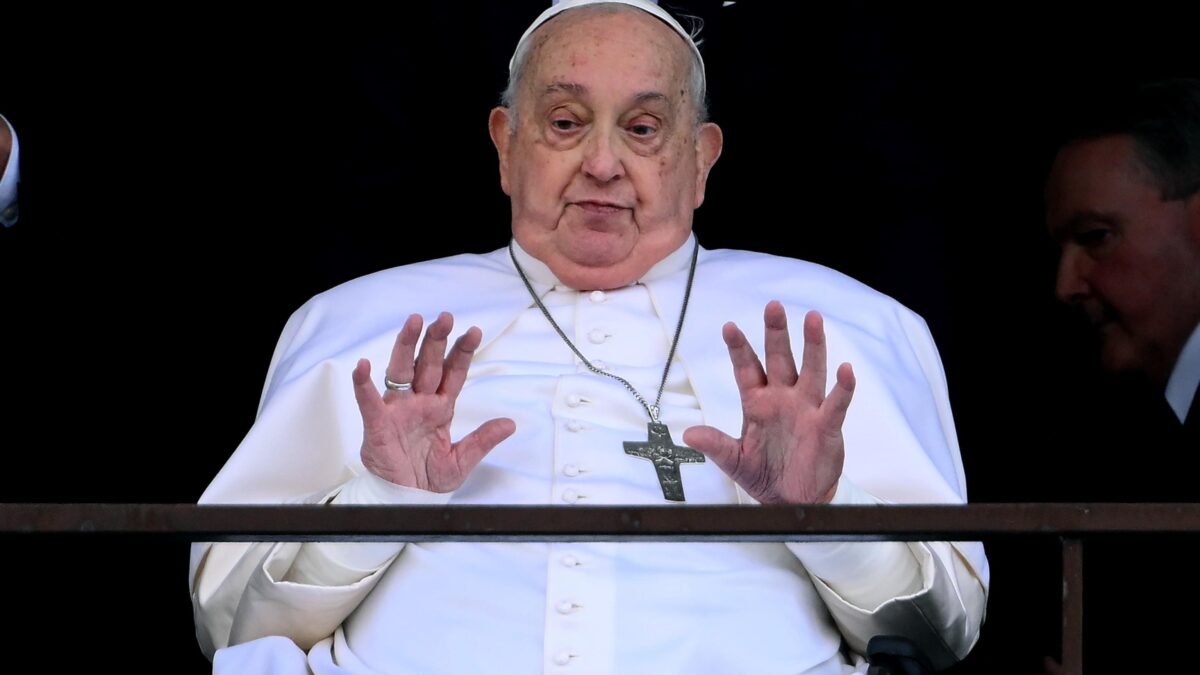 Il Papa torna a casa. «È provato», però già studia la riforma del futuro conclave