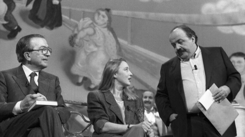 Con Giulio Andreotti al Maurizio Costanzo Show nel 1988 (Ansa)