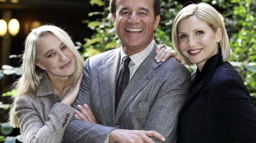 Con Christian De Sica e Lorella Cuccarini (Ansa)