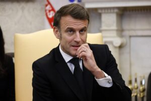 Un Macron a fine corsa fa di tutto per sabotare l’asse tra Meloni e Trump