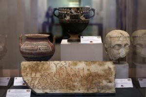 Sarcofagi, ciotole e una stele. Dietro ai tesori di Behrens una rete di trafficanti d’arte