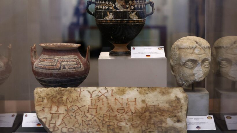 Sarcofagi, ciotole e una stele. Dietro ai tesori di Behrens una rete di trafficanti d’arte