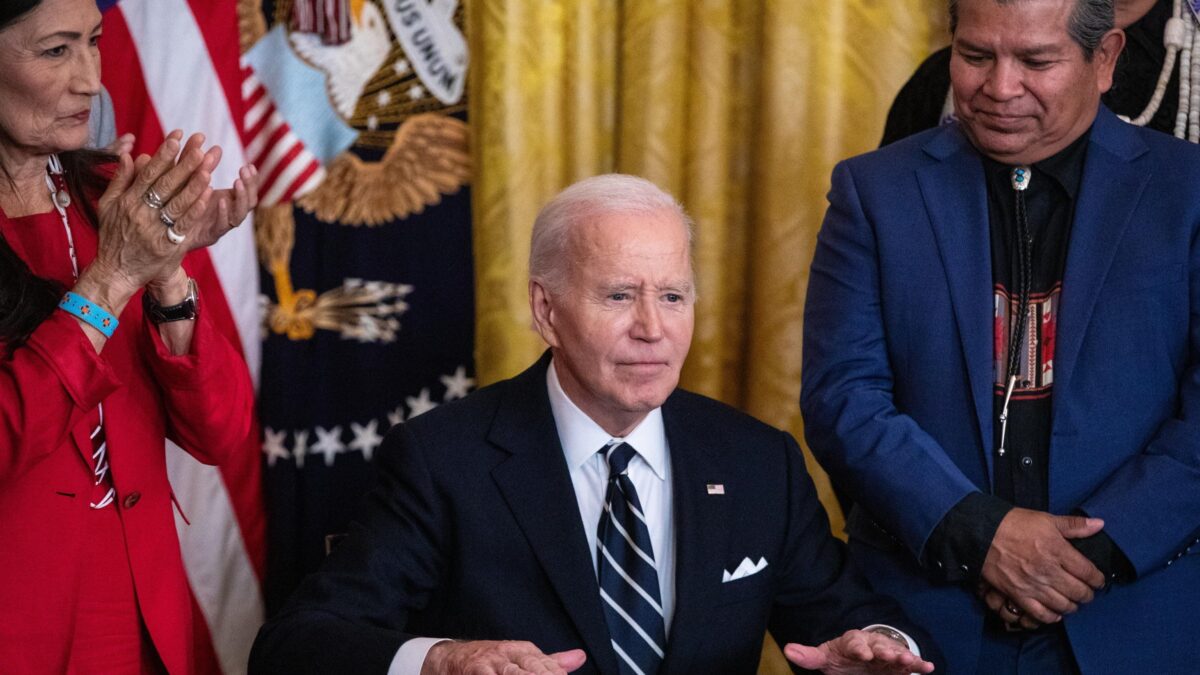 «Atti firmati per anni da un macchinario». Più ombre sullo stato mentale di Biden