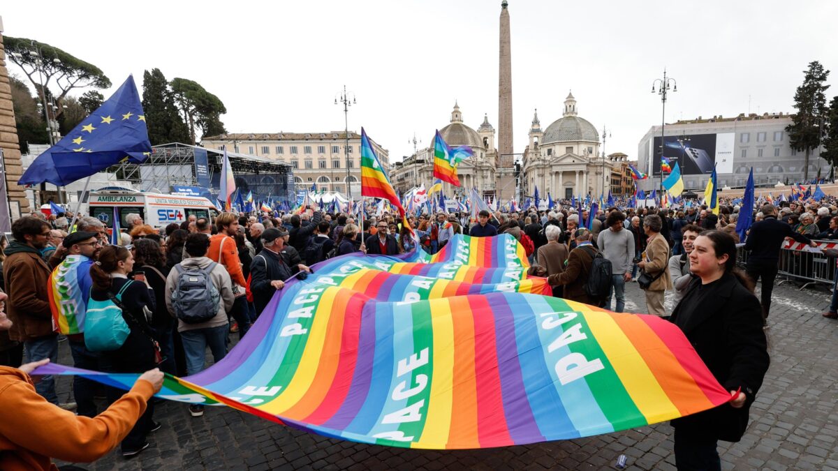 «Avvenire» rinnega Francesco e si converte al culto dei cannoni