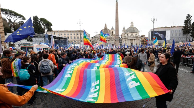 «Avvenire» rinnega Francesco e si converte al culto dei cannoni