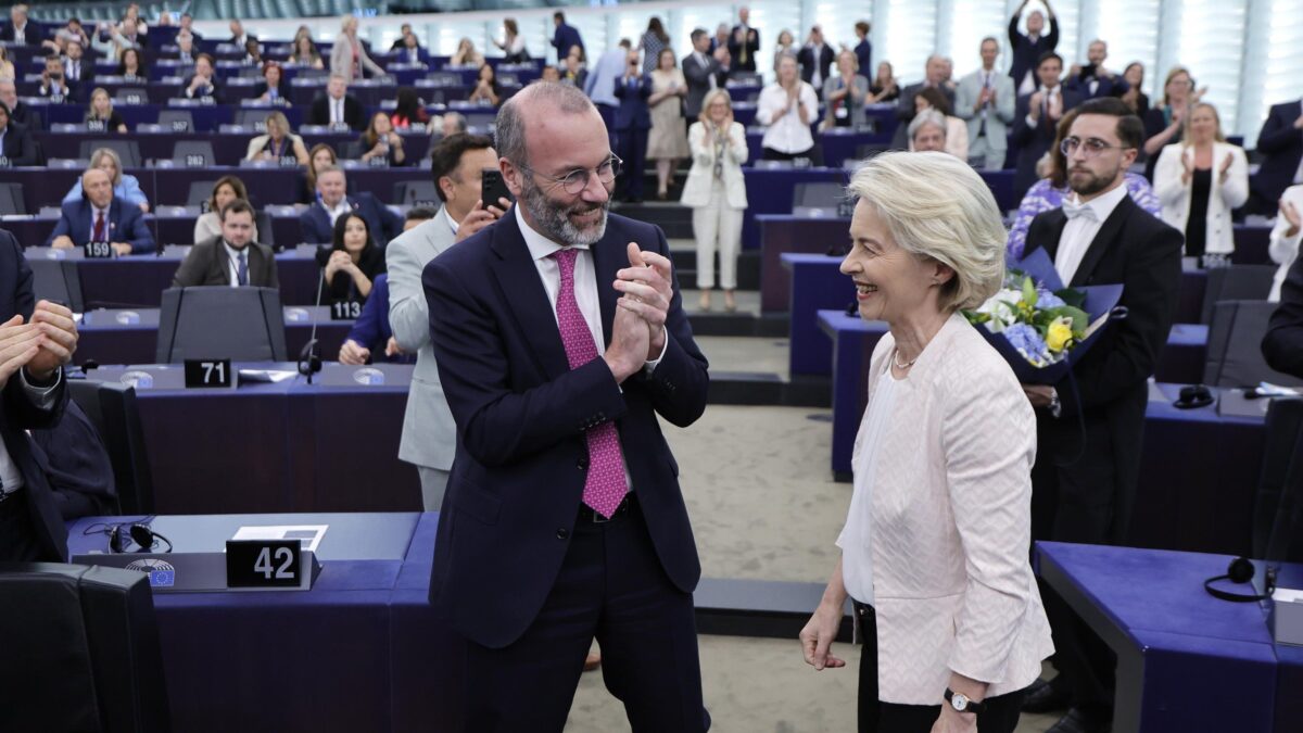 Il canto delle sirene di Ursula e Weber: «L’Ue con l’elmetto fa bene all’Italia»