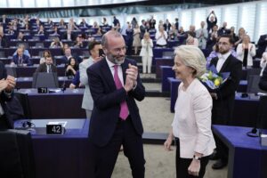 Il canto delle sirene di Ursula e Weber: «L’Ue con l’elmetto fa bene all’Italia»