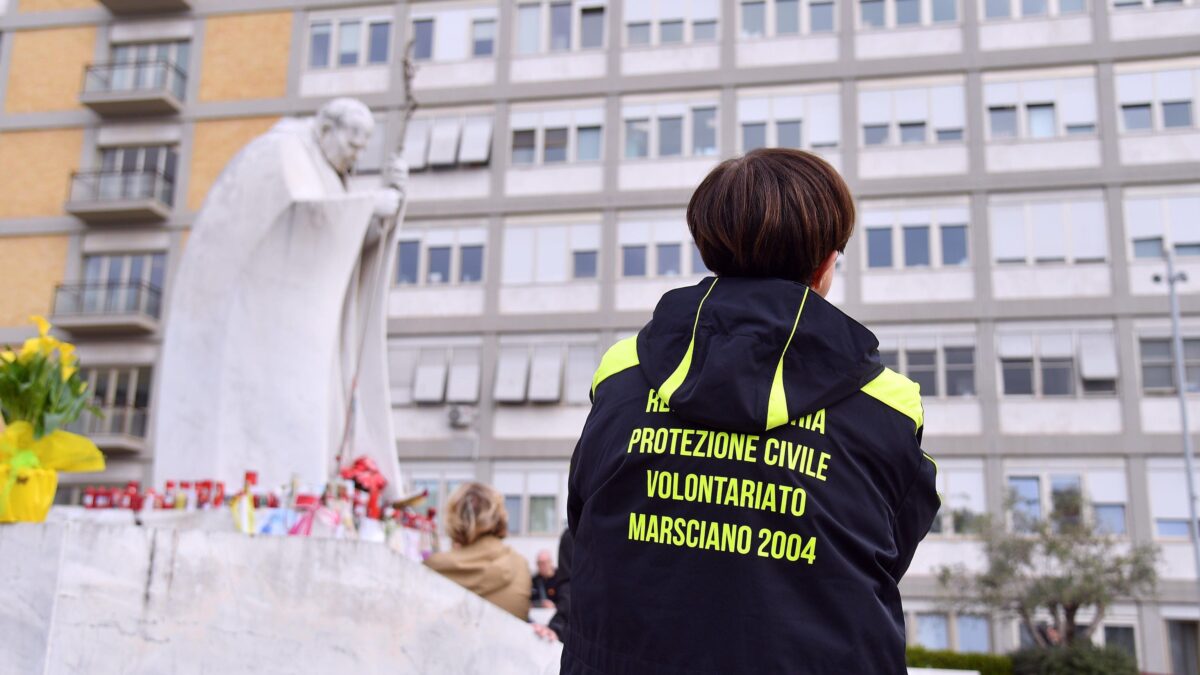 Il Papa migliora ma resta ancora in pericolo