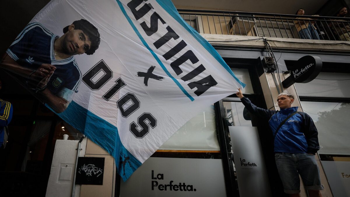 Morte Maradona, tutto lo staff medico a processo