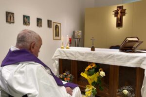 Prima foto del Papa al Gemelli: «Deve stare qui ancora»