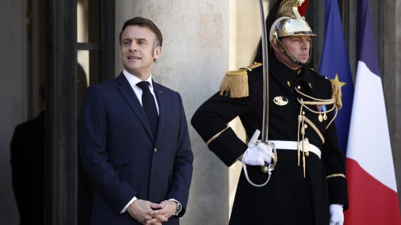 E Macron fa preparare ai francesi lo zaino per sopravvivere alla guerra