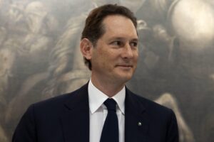 Elkann si spaccia per il salvatore dell’auto