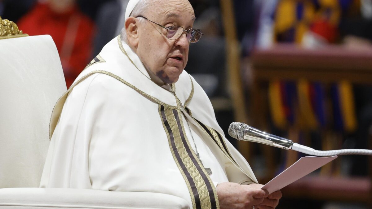 «Avvenire» benedice la piazza con l’elmetto. Il Papa lo snobba e scrive al «Corsera»