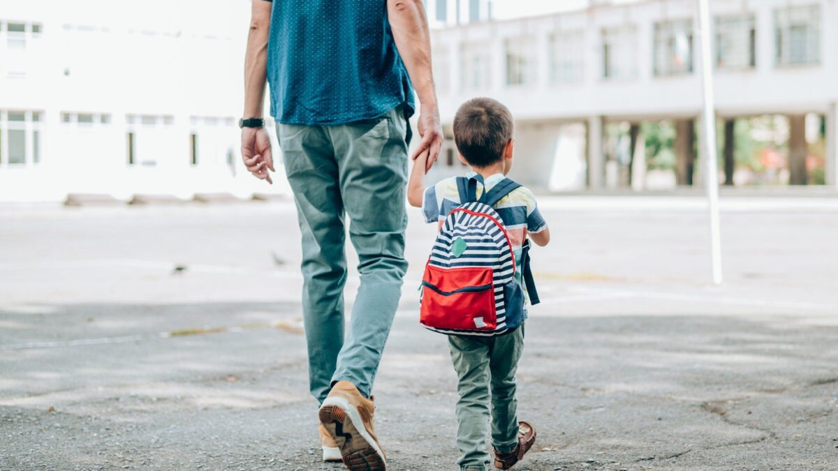 Altra picconata alla famiglia: pure i single ora possono adottare i minori stranieri