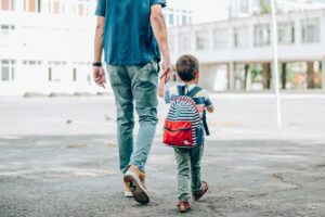 Altra picconata alla famiglia: pure i single ora possono adottare i minori stranieri
