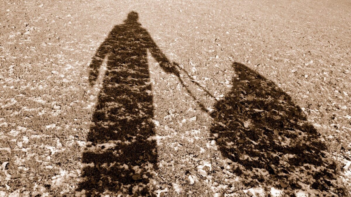 Bimba in un sacchetto per venderla in Italia
