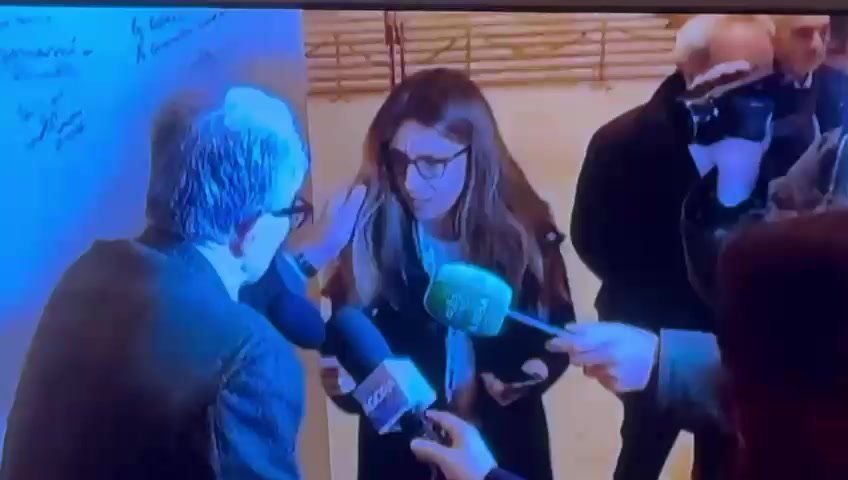 Ecco un altro video di Prodi con la giornalista di Mediaset: le prende i capelli con disprezzo
