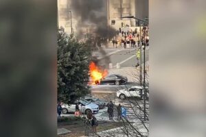 Milano, auto in fiamme in Stazione Centrale