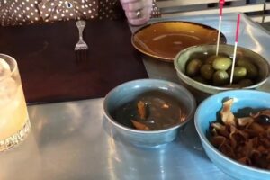 Le pillole di galateo di Petra e Carlo: come si mangiano le olive durante un aperitivo