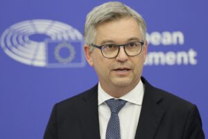 Migranti, l’Ue ci imita ma si vergogna di dirlo