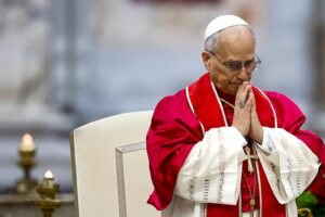 Il Papa ritorna a casa. Benedirà all’Angelus e farà convalescenza per almeno due mesi