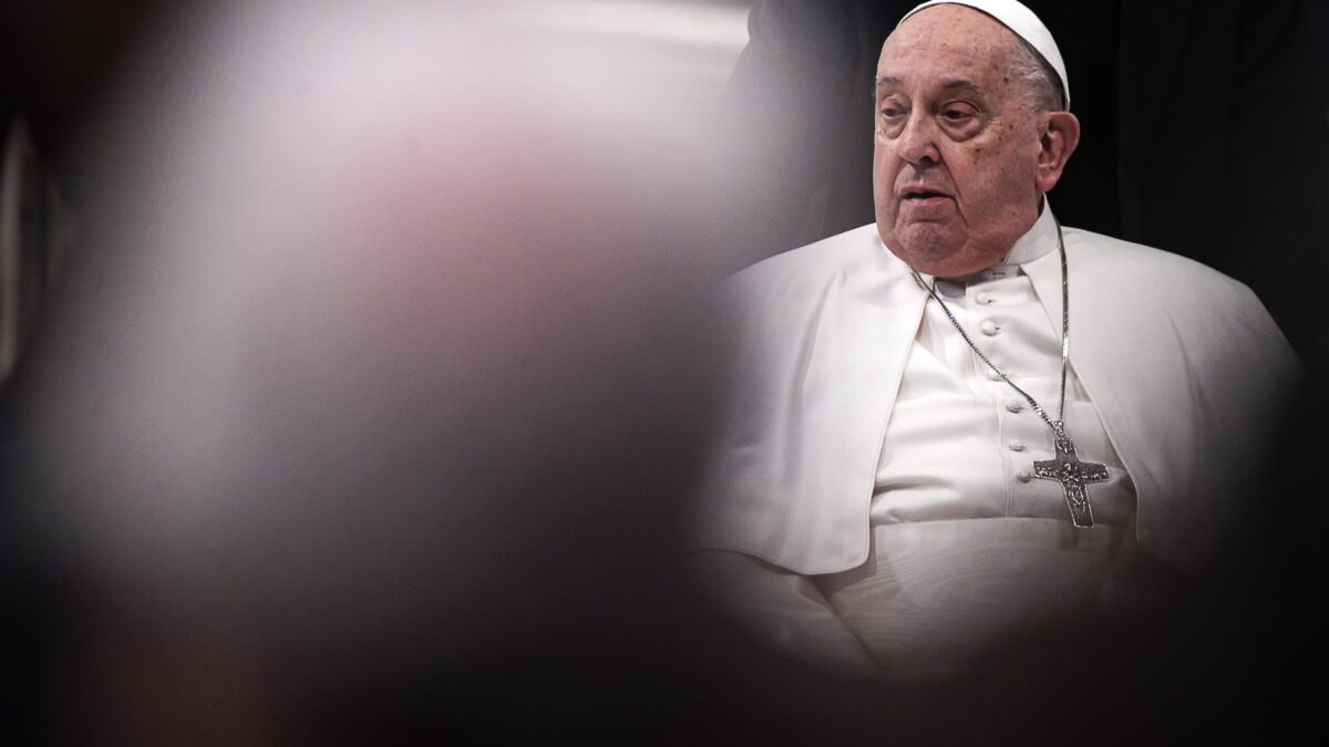 Al Papa non passa la polmonite. «Notte attaccato al respiratore»