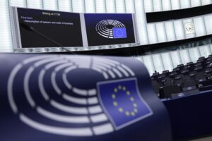 Delirio bellicista dell’Eurocamera: «Sgomento per la pace Usa-Russia»