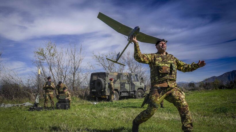 Lancio di un drone (Apr) «Raven» (Esercito Italiano)