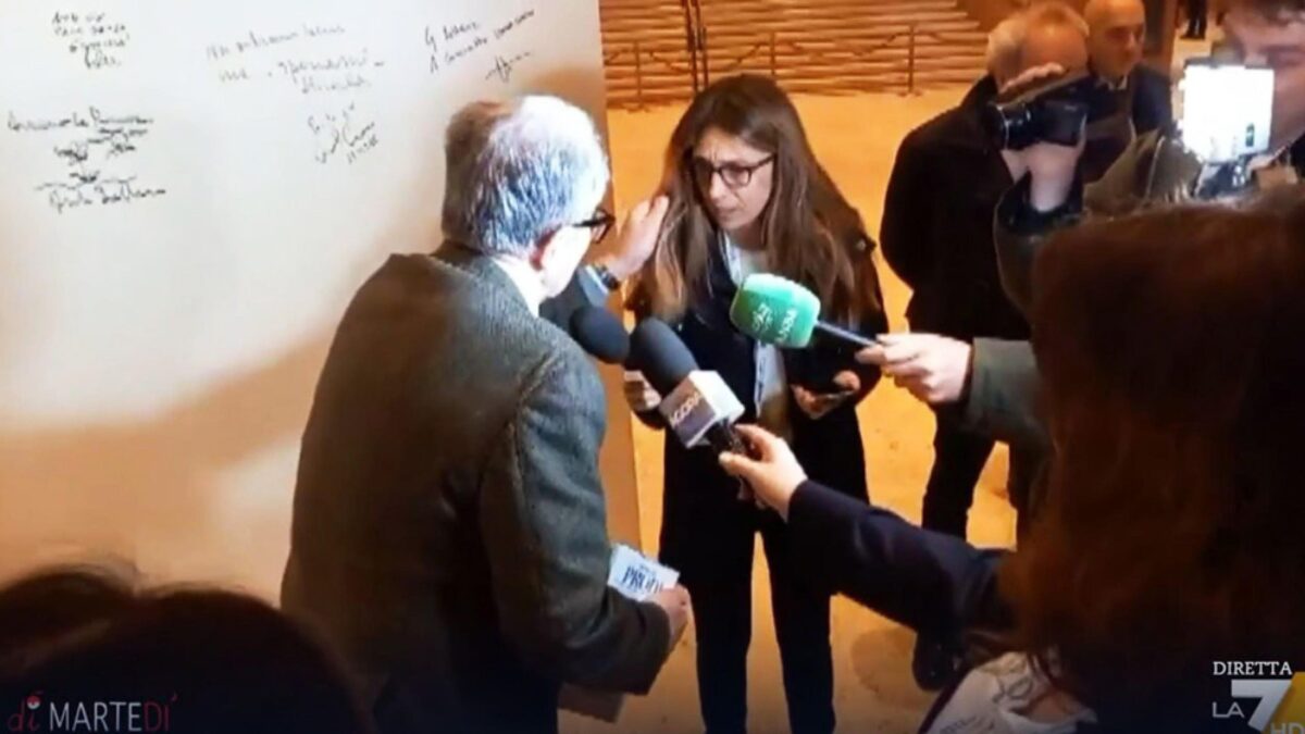 Prodi sbrocca per una domanda. Tira i capelli alla giornalista di Rete 4