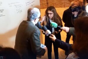 Prodi sbrocca per una domanda. Tira i capelli alla giornalista di Rete 4