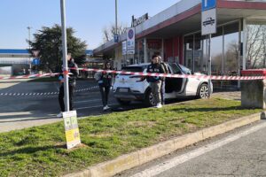 Aggredito a martellate, sparò. Poliziotto è indagato per lesioni