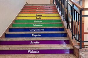 Prof fuori controllo. Tredicenne punito perché non è salito sugli scalini Lgbt