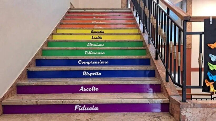 Prof fuori controllo. Tredicenne punito perché non è salito sugli scalini Lgbt