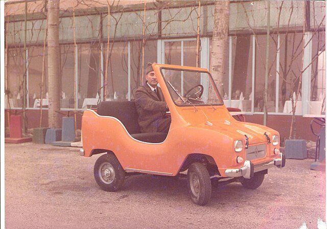 Il carrozziere Scattolini su un prototipo della «Varzina»
