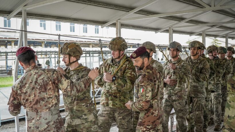 Parà della «Folgore» e della 173 Airborne Usa durante l'esercitazione «Amaranth Beret» (Esercito Italiano)